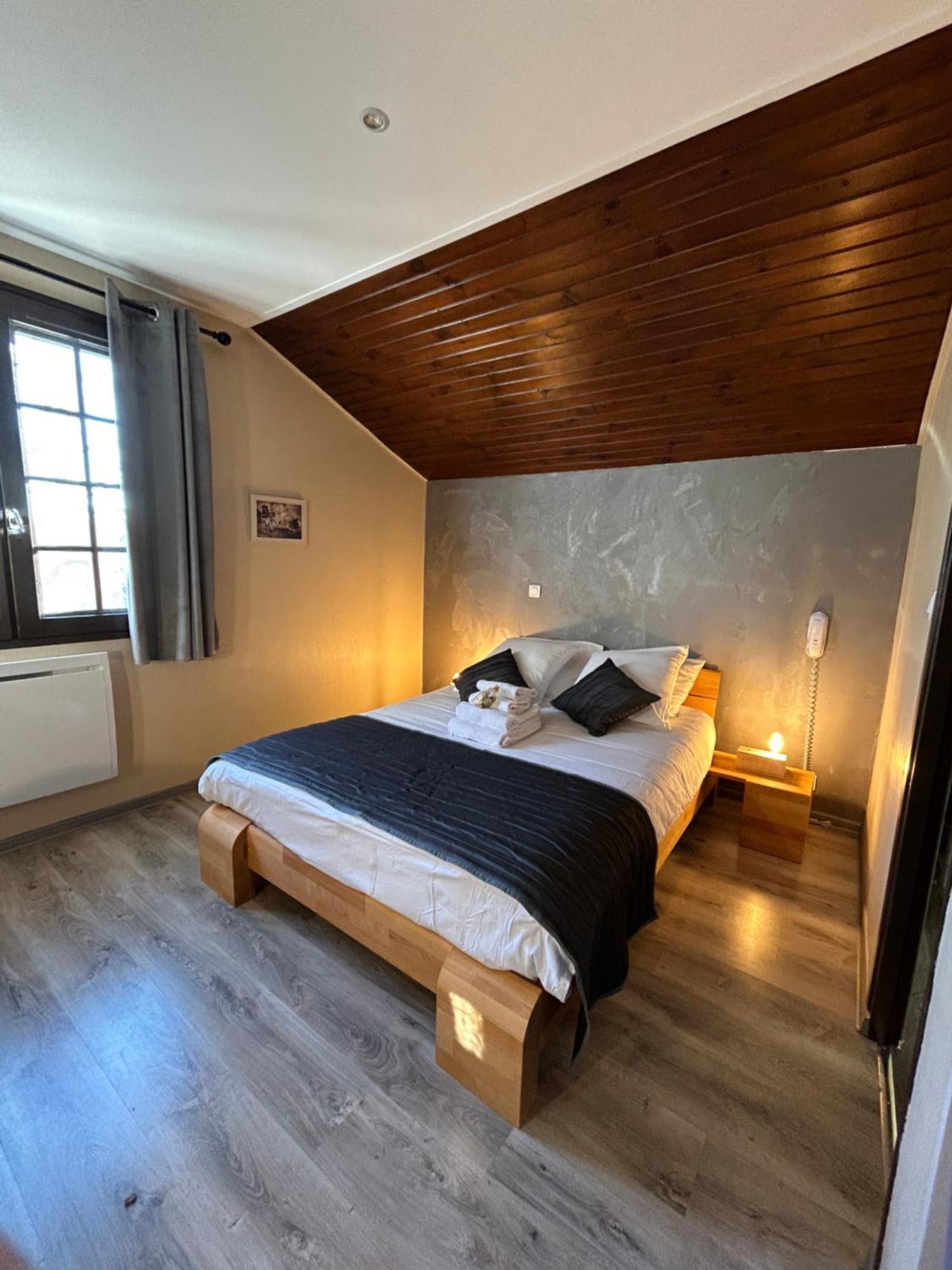 Logis Le Relais De La Voie Sacree Hotel Issoncourt Kültér fotó